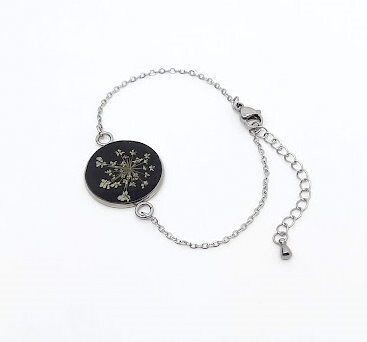 Bracelet chaine inox, fleur de Carotte, fond noir. D20mm