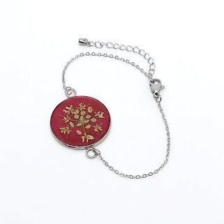 Bracelet chaine inox, fleur de Berce, fond rouge cerise. D25mm