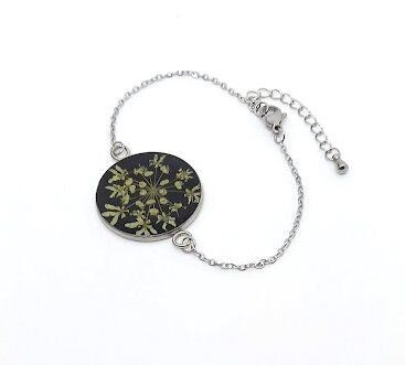 Bracelet chaine inox, fleur de Berce, fond noir. D25mm