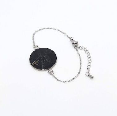Bracelet chaine inox, graines de Pissenlit , fond noir. D25mm