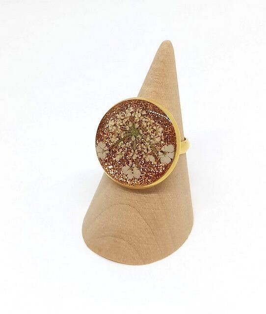 Bague fleur de carotte, fond pailleté bronze, D 20mm