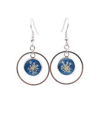 ​Boucles d'oreilles pendantes, fleurs de carottes, bleu pailleté.