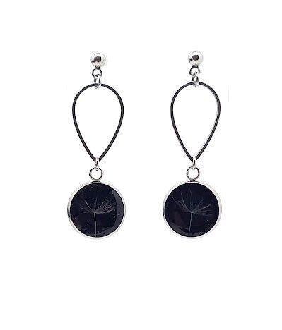 ​Boucles d'oreilles pendantes, graines de Pissenlit sur fond noir.