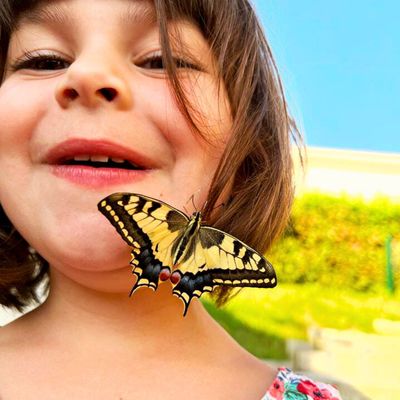 La bambina e la farfalla Macaone al termine dell'esperienza con il MacaKit