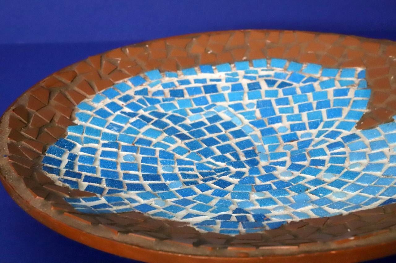 Blaue Blume mit passendem Teelicht