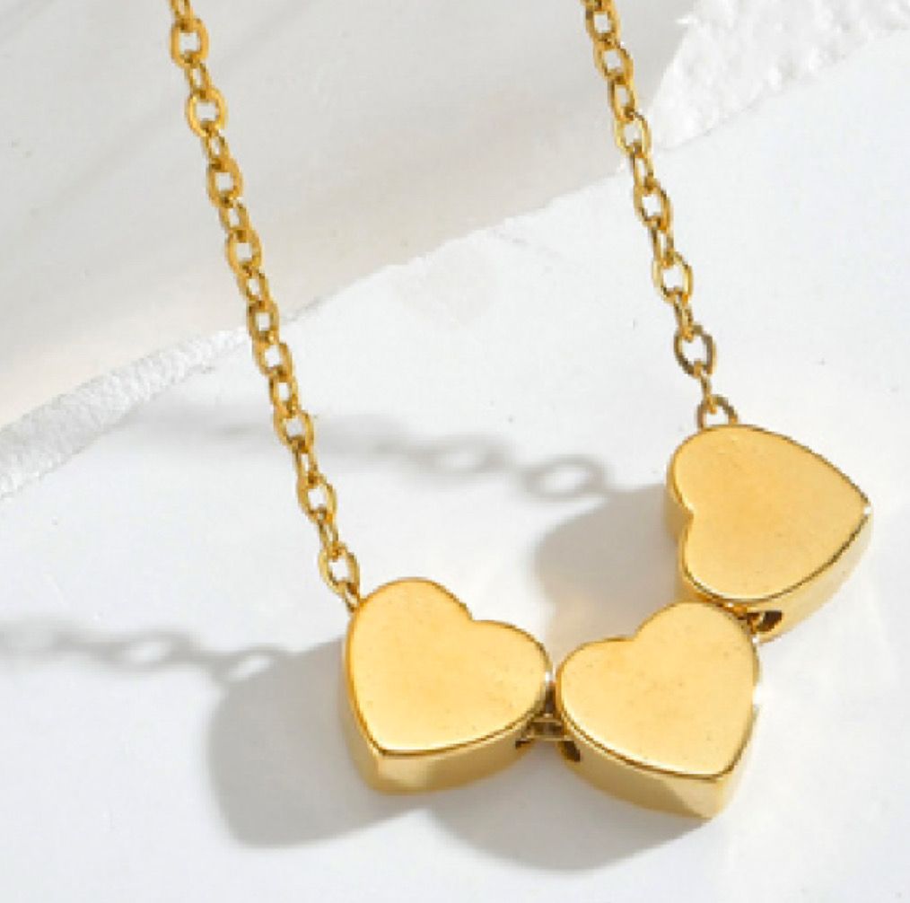 Collar de 3 corazones dorado pequeños de acero inoxidable