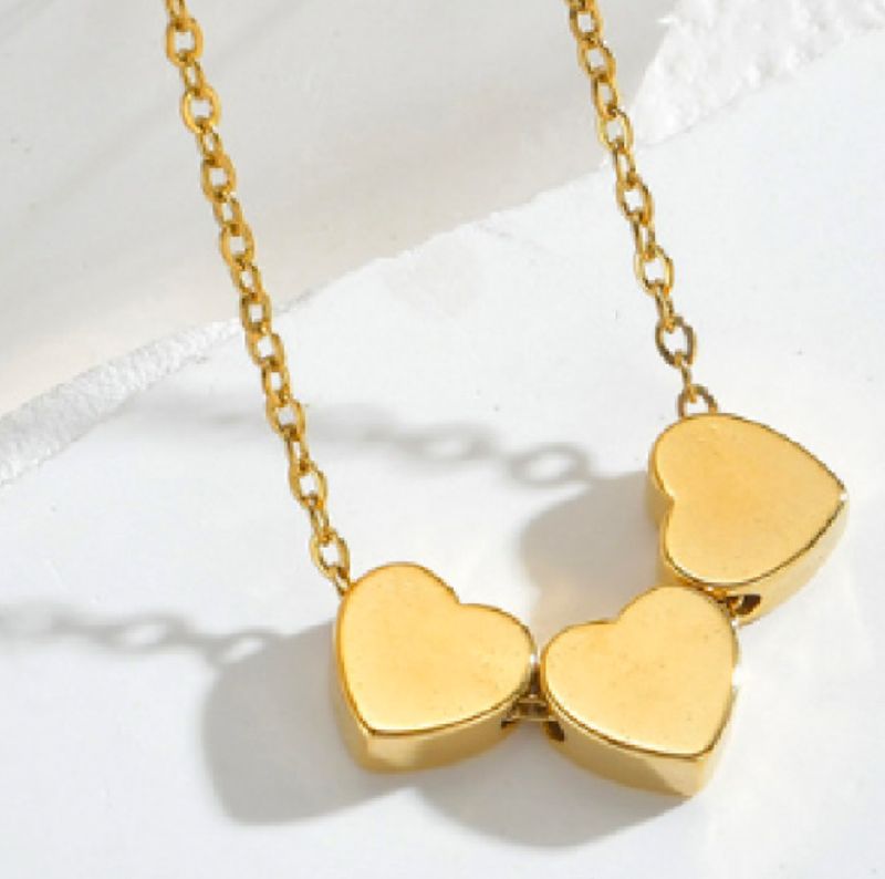Collar de 3 corazones dorado pequeños de acero inoxidable