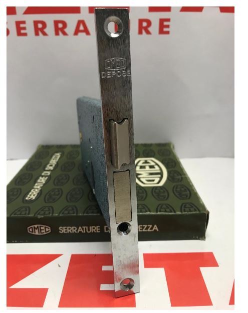 SERRATURA DA INFILARE A FASCIA CON SCROCCO REVERSIBILE E MANDATA CON CILINDRO OVALE e QUADRO MANIGLIA entrata mm 70