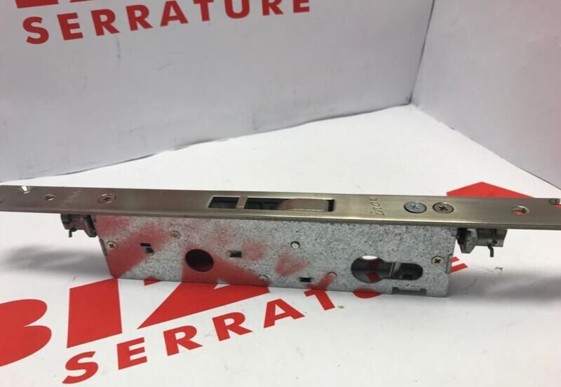 SERRATURA TRIPLICE AD INFILARE A PROFILO EUROPEO CON MANDATA BASCULANTE entrata mm 30