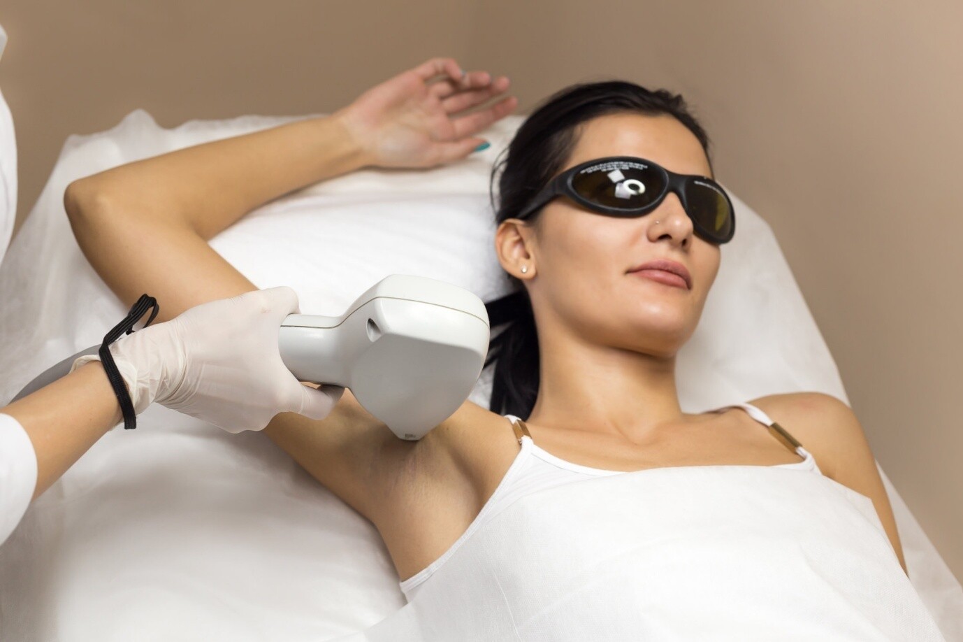 Fall Beauty Sale -Laser Hair Removal Package 6 - Small | Lip, Chin, Neckline, Underarms or Bikini Line - MEMBER*