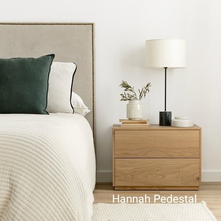 Hannah Pedestal