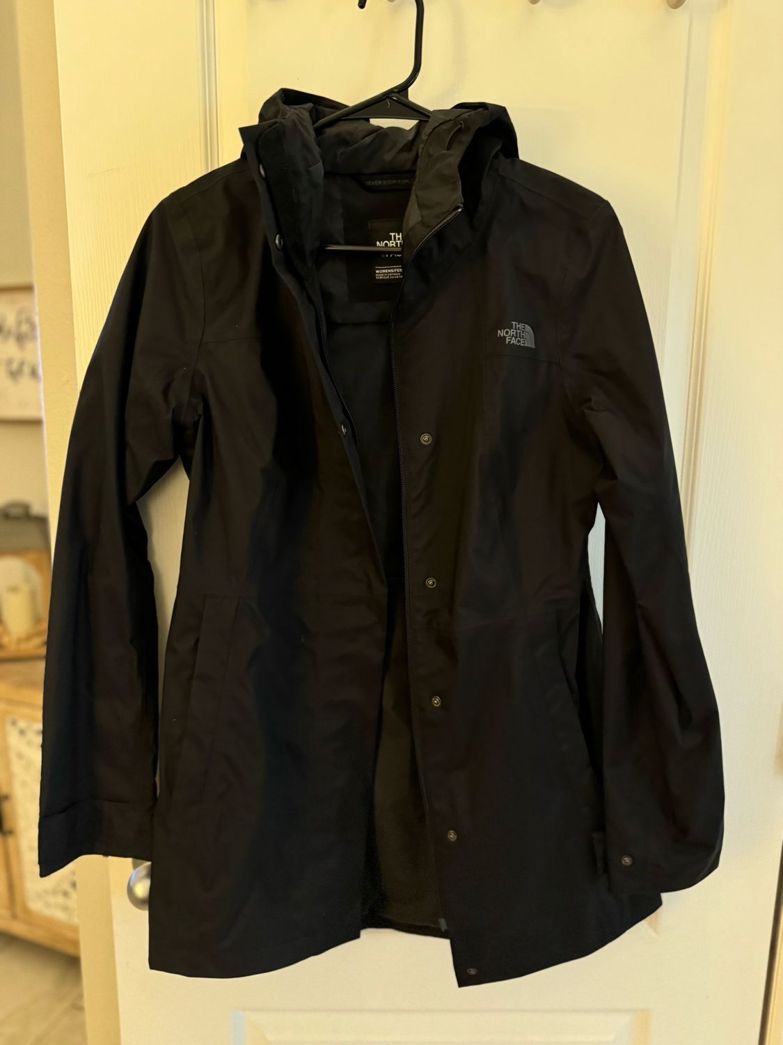 Women’s North Face Rain Jacket — Small