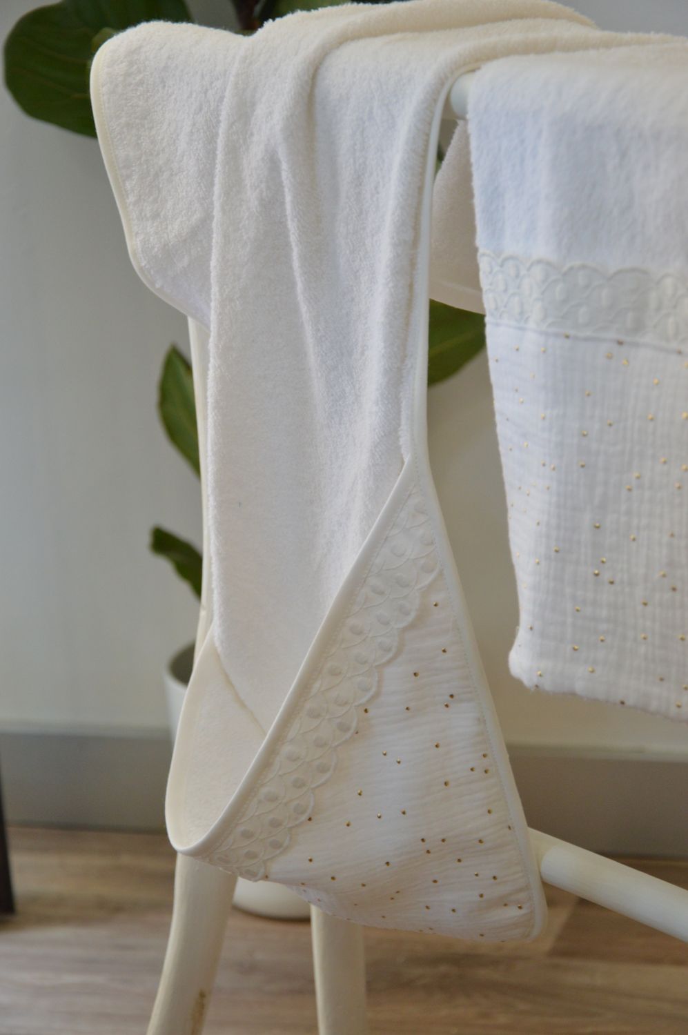 coffret de bain broderie anglaise et pois or