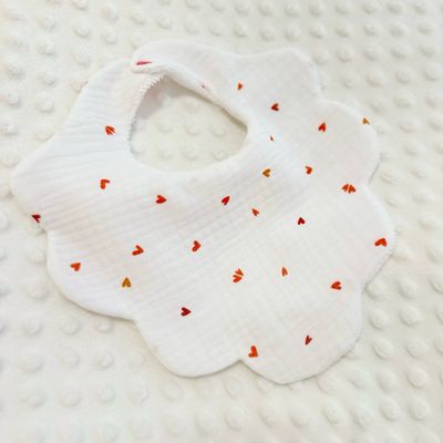 Bavoir fleur « PETIT COEUR » rouge