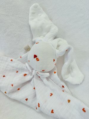 Doudou lapin blanc coeur rouge