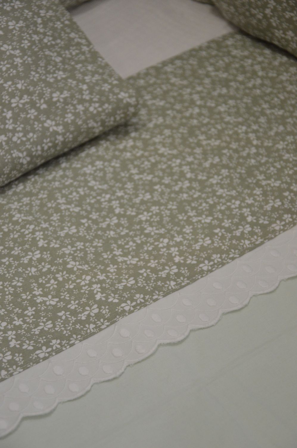 Drap plat  TILLEUL et broderie anglaise