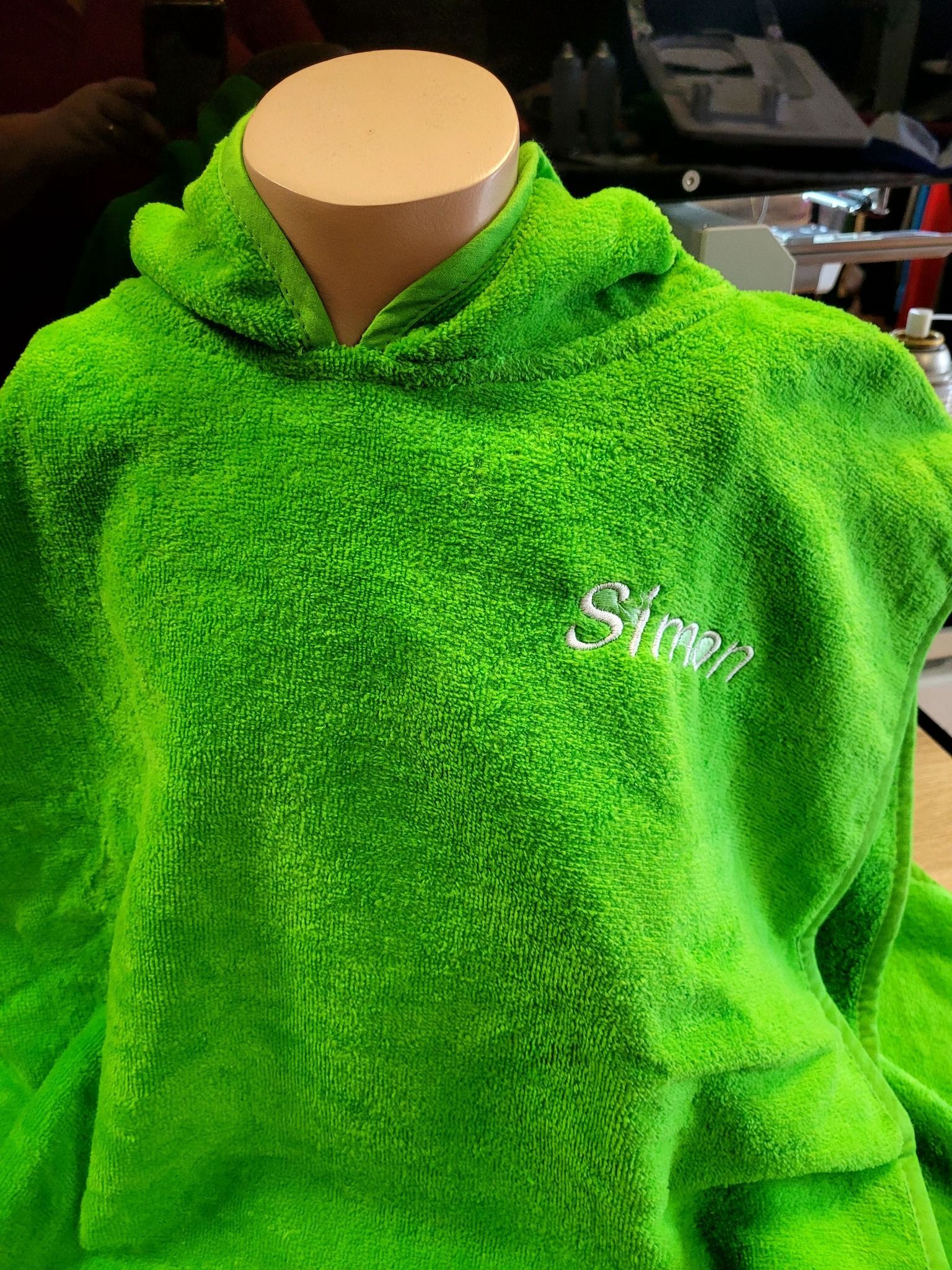 Poncho bébé - avec un prénom brodé au coeur et au dos