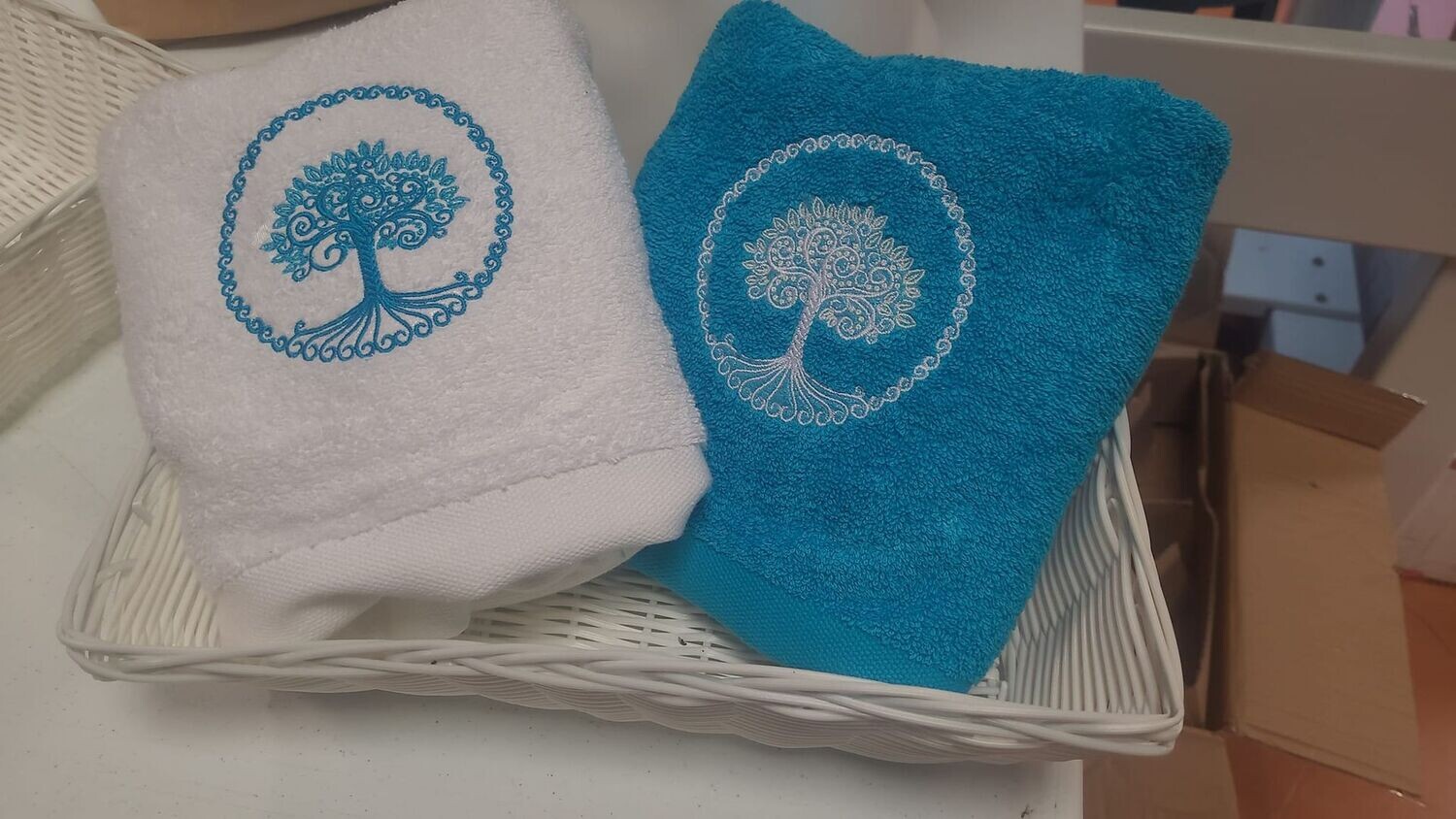 Serviette de toilette 50 x 100 cm - "Broderie Arbre de vie"