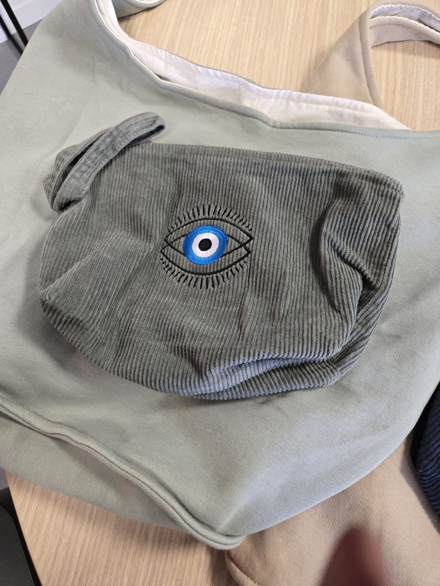 Pochette écoresponsable en velours côtelé Collection Occhio