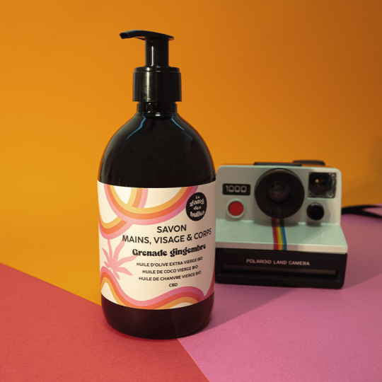 Savon visage, main et corps
grenade gingembre à l'huile d'olive bio extra vierge, à l'huile de coco bio, à l'huile de chanvre bio et au CBD.-  500 ml