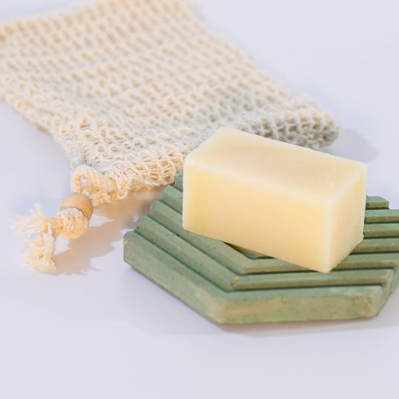 Kakao Würfel Kakaoseife, Kakaowürfel, handgemachte Naturseife ohne Allergene, Abbildung 1/2 Kakaoseife mit Seifenablage grün