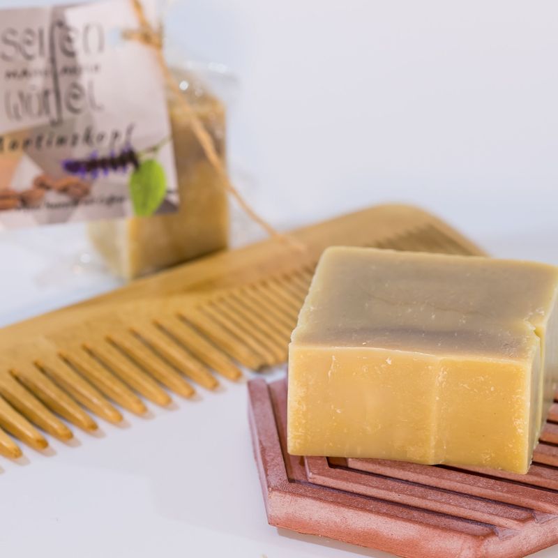 Martinskopf Würfel Haarseife, Martinskopf Würfel, handgemachte Haarseife aus Bioölen, Abbildung Haarseife mit Seifenablage rot