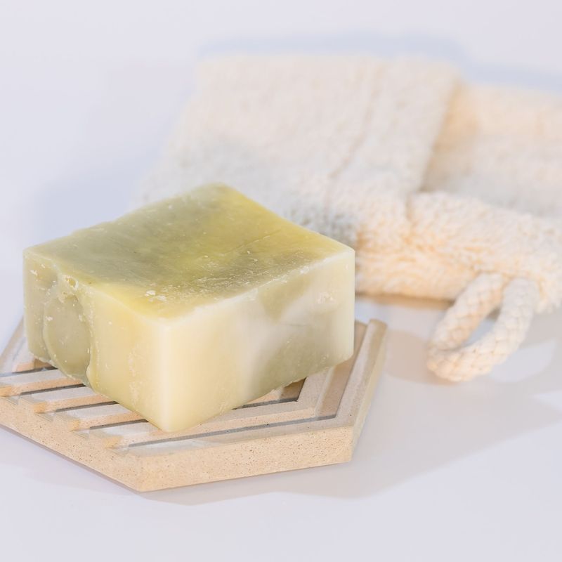 Heimgarten Würfel Heimgarten Seife, Heimgarten Würfel, handgemachte Naturseife aus Bioölen, Abbildung Heimgartenseife mit Seifenablage und Seifensäckchen