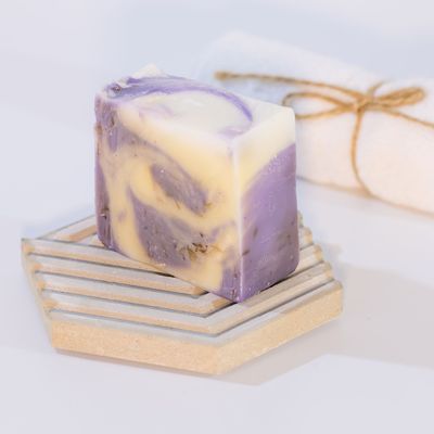 Lavendelzirbel Würfel LavendelZirbel Seife, LavendelZirbel Würfel, handgemachte Naturseife aus Bioölen, Abbildung LavendelZirbel Seife mit Beton-Seifenablage
