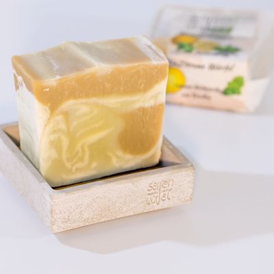 Minzitrone Würfel MinZitrone Seife, MinZitrone Würfel, handgefertigte Naturseife aus Bioölen, Abbildung MinZitrone Seife mit Beton-Seifenschale