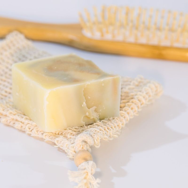 Wolperdinger Würfel Wolperdinger Seife, Wolperdinger Würfel, handgefertigte 2in1 Dusch-/ Haarseife aus Bioölen, Abbildung Wolperdinger Seife mit Sesalseifensäckchen und Haarbürste
