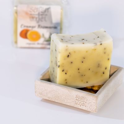 Orange Rosmarin Würfel OrangeRosmarin Seife, OrangeRosmarin Würfel, handgemachte Naturseife aus Bioölen, Abbildung OrangeRosmarin Seife mit Beton-Seifenschale