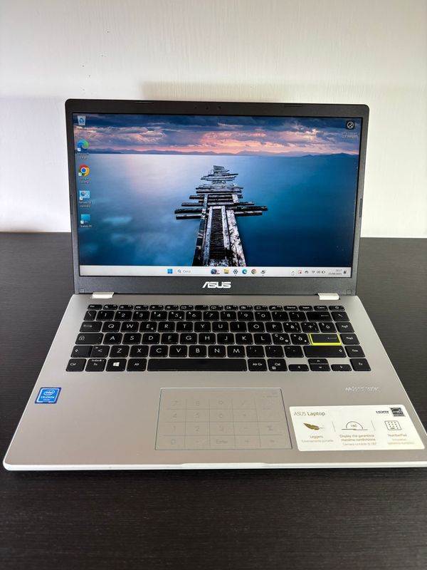Pc Asus Vivo Book, FULL HD, Windows 11, RAM 4 gb, schermo inclinabile 180 gradi (ricondizionato) + office in regalo Pc Asus Vivo Book, FULL HD, Windows 11, RAM 4 gb, schermo inclinabile 180 gradi (ricondizionato) + office in regalo