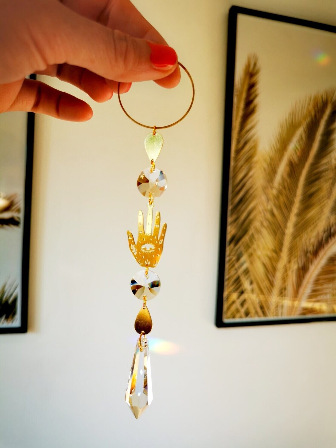Suncatcher Small - Mystic Hand mystischer Sonnenfänger mit Regenbogenkristallen