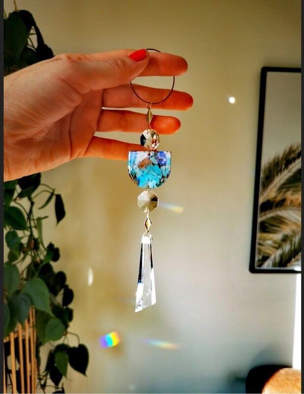 Suncatcher medium blau marmor -  bunter moderner Sonnenfänger mit Regenbogenkristallen