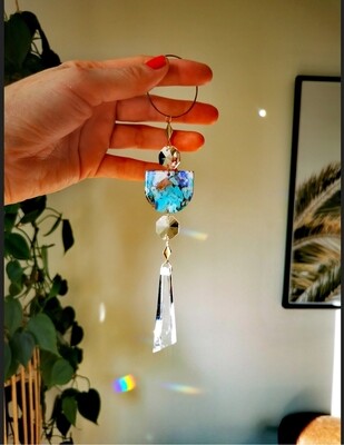 Suncatcher medium blau marmor -  bunter moderner Sonnenfänger mit Regenbogenkristallen