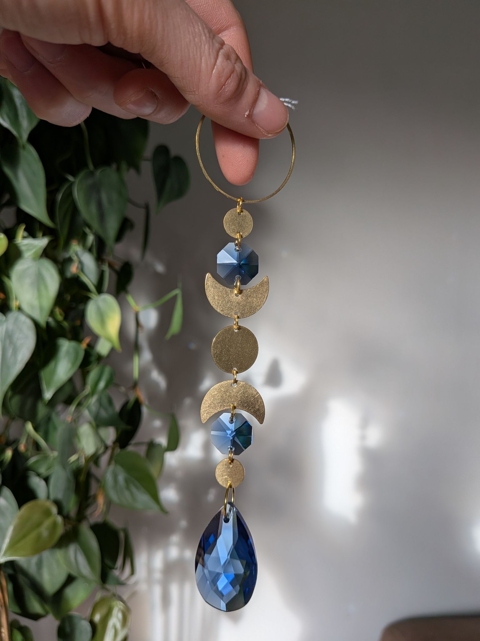 Suncatcher Small - Blue Moon - Sonnenfänger mit blauen Regenbogenkristallen