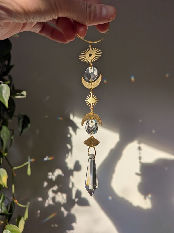 Suncatcher Small -  Rise ans shine  - mystischer Sonnenfänger mit Auge, Stern, Mond, Regenbogenkristallen