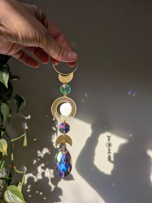 Suncatcher Small - Aurora Moon  - Sonnenfänger mit Aurora Borealis Regenbogenkristallen, Iristierender Effekt