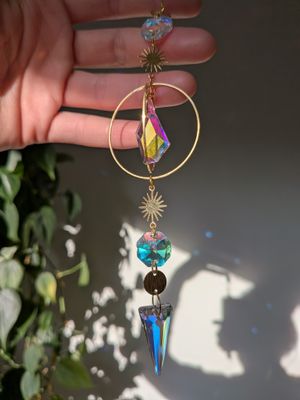 Suncatcher Small - Aurora Dream - mystischer Sonnenfänger mit Aurora Borealis Regenbogenkristallen, Iristierender Effekt Suncatcher Small - Aurora Dream - mystischer Sonnenfänger mit Aurora Borealis Regenbogenkristallen, Iristierender Effekt