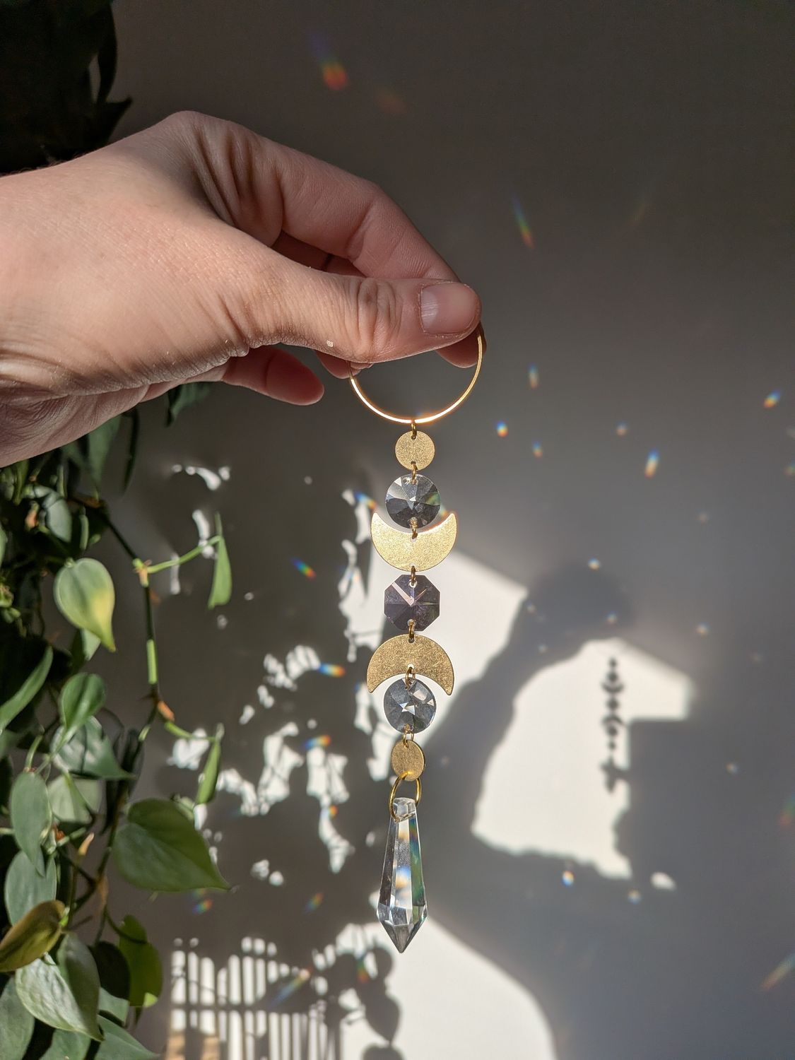 Suncatcher Small - Moon - mystischer Sonnenfänger mit Regenbogenkristallen und rosa Kristall