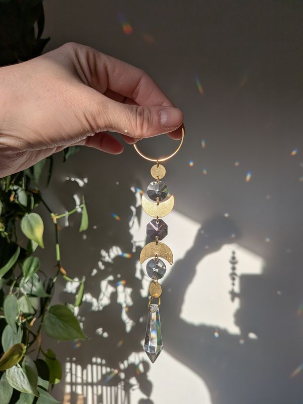 Suncatcher Small -  Moon  - mystischer Sonnenfänger mit Regenbogenkristallen und rosa Kristall 