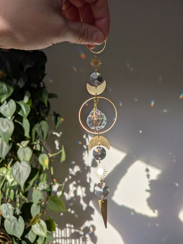 Suncatcher Small -  stay golden  - mystischer Sonnenfänger mit Regenbogenkristallen und Mond