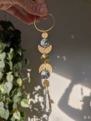 Suncatcher Small -  Moon  - mystischer Sonnenfänger mit Regenbogenkristallen und gelbem Kristall 