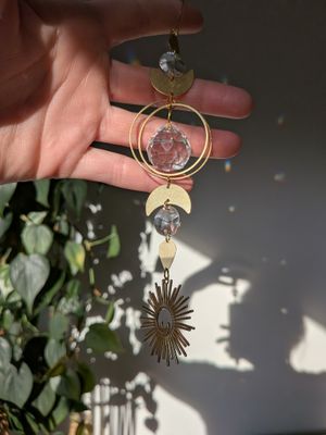 Suncatcher Small - Magical Moon - mystischer Sonnenfänger mit Regenbogenkristallen und Mond Suncatcher Small - Magical Moon - mystischer Sonnenfänger mit Regenbogenkristallen und Mond