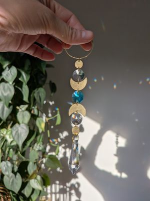 Suncatcher Small - Moon - mystischer Sonnenfänger mit Regenbogenkristallen und türkisem Kristall Suncatcher Small - Moon - mystischer Sonnenfänger mit Regenbogenkristallen und türkisem Kristall