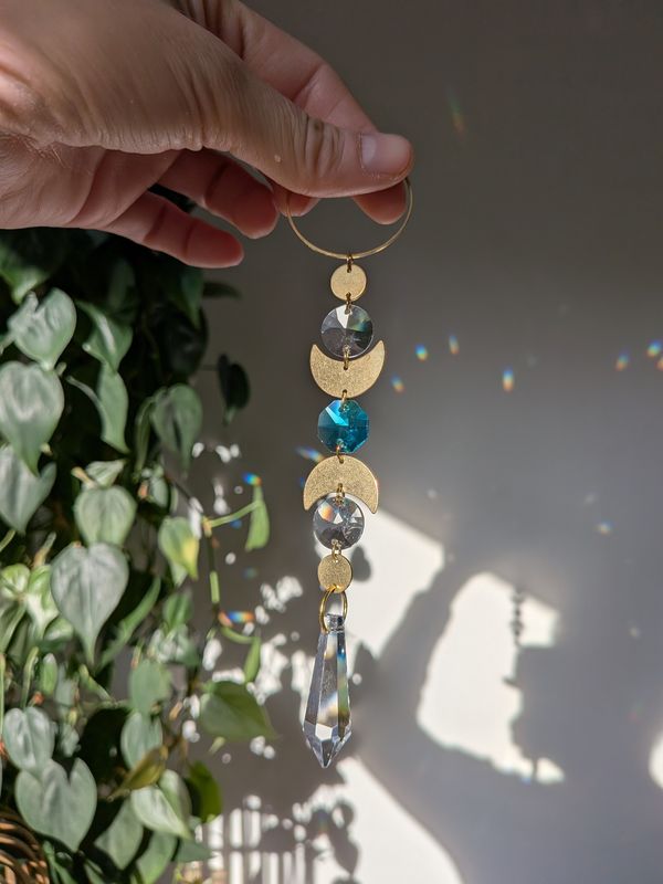 Suncatcher Small -  Moon  - mystischer Sonnenfänger mit Regenbogenkristallen und türkisem Kristall 