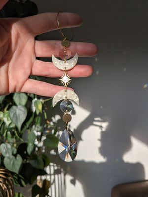 Suncatcher Small - 2 Moons - mystischer Sonnenfänger mit Regenbogenkristallen und Mond Suncatcher Small - 2 Moons - mystischer Sonnenfänger mit Regenbogenkristallen und Mond