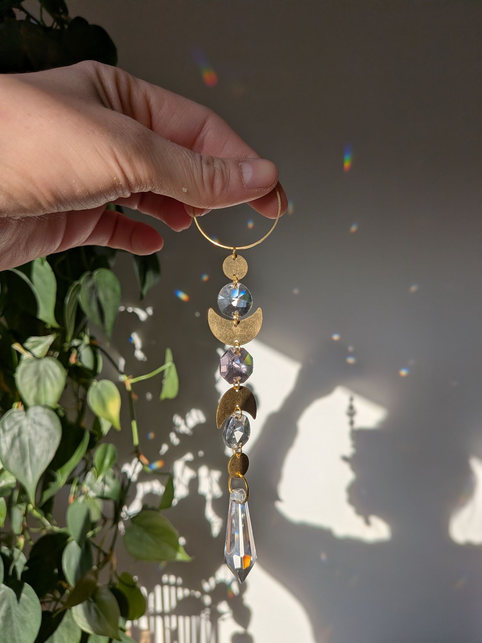 Suncatcher Small - Moon - mystischer Sonnenfänger mit Regenbogenkristallen und rosa Kristall