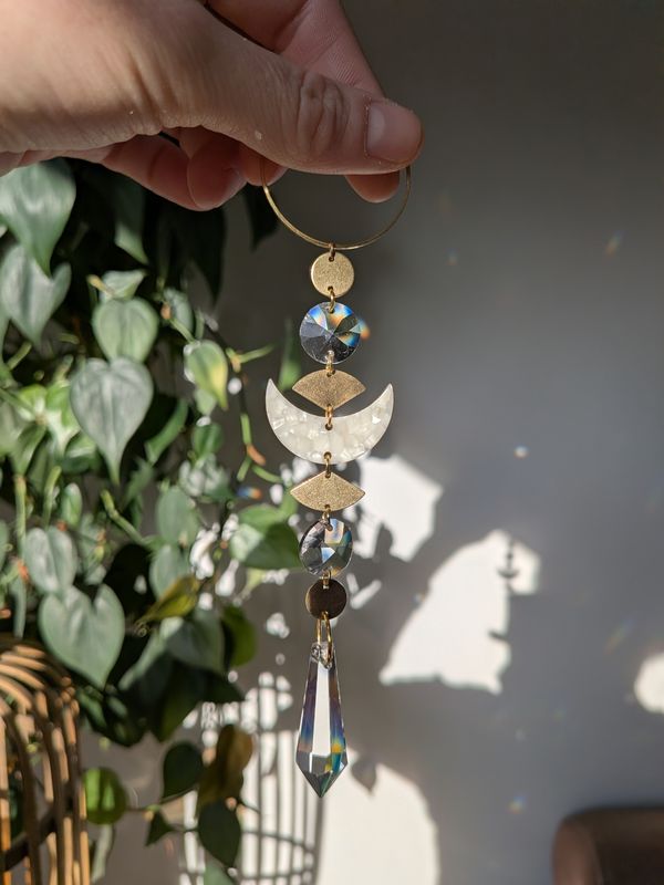 Suncatcher Small -  Moon  - mystischer Sonnenfänger mit Regenbogenkristallen und Mond weiẞ