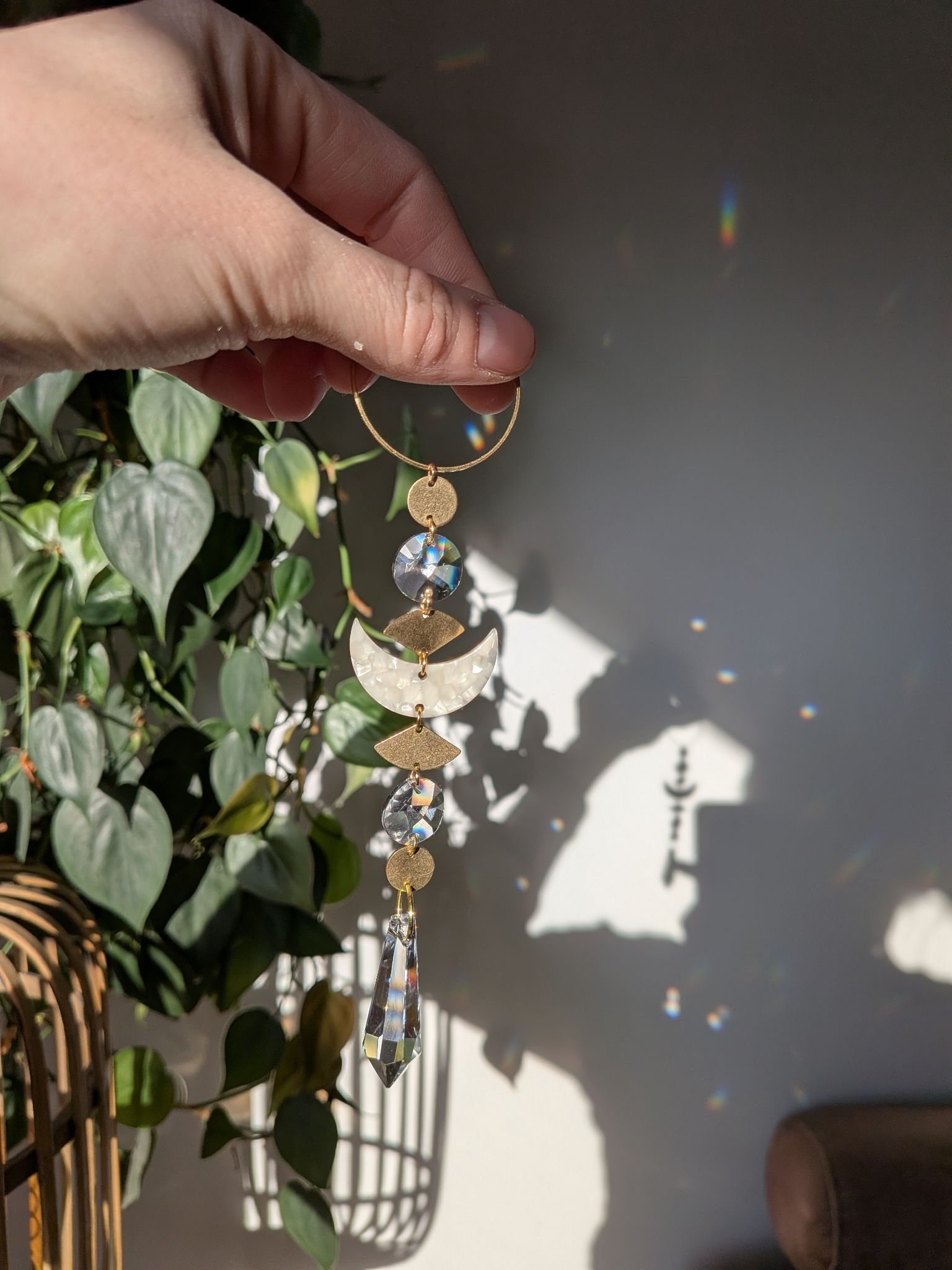 Suncatcher Small - Moon - mystischer Sonnenfänger mit Regenbogenkristallen und Mond weiẞ